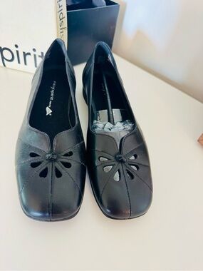 Easy Spirit Black Leather Floral Cutout Slip-Ons